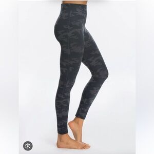 Spanx Look at Me Now Seamless Legging in Black Camo FL3515